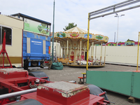 902354 Gezicht op het opbouwen van de kermis op het grote parkeerterrein aan het begin van de Meerndijk te De Meern ...